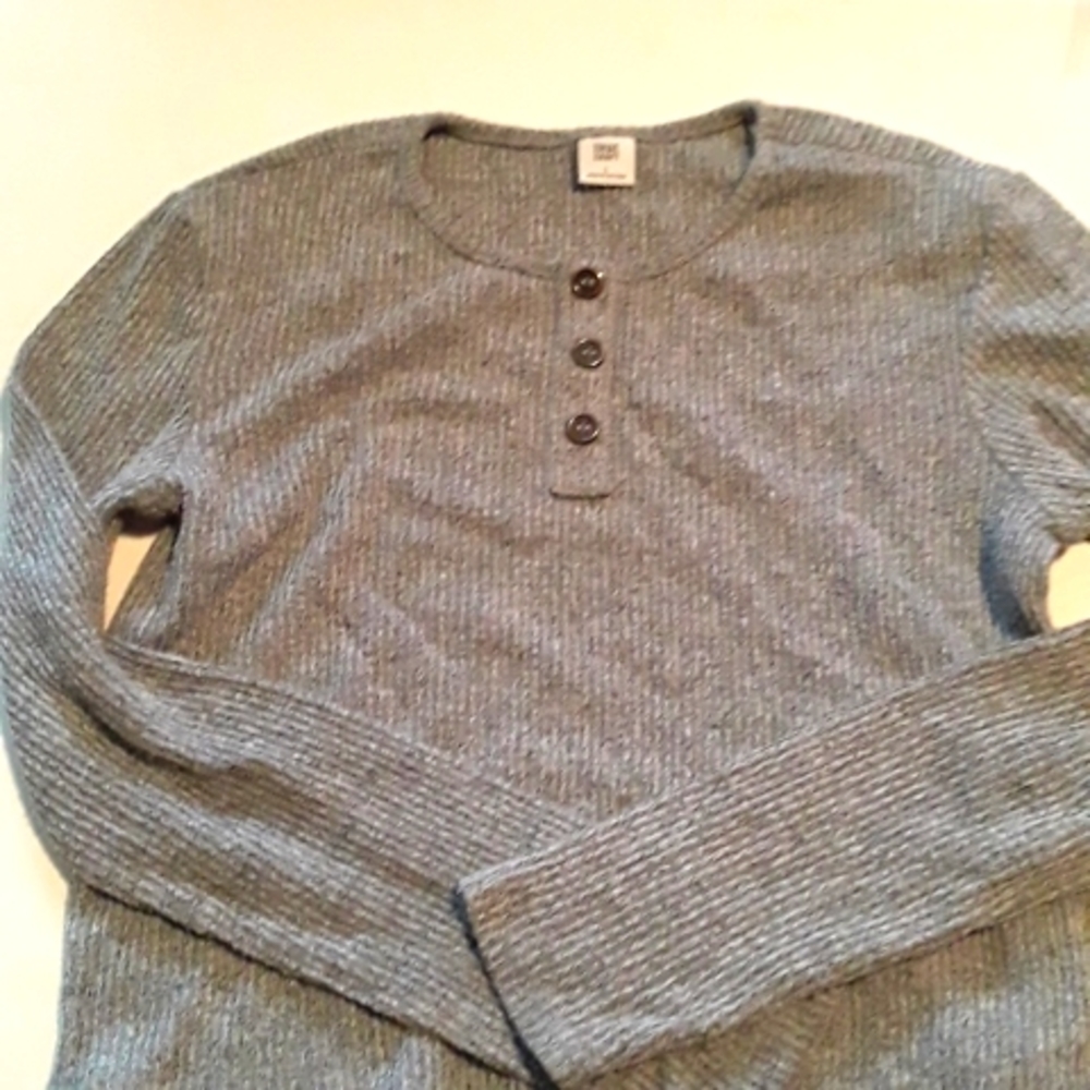 A large in kids  grey cropped long sleeve made by truecraft